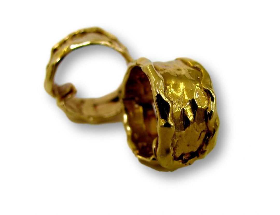 1970s Van Cleef and Arpels Hammered Gold Earrings - Image 4