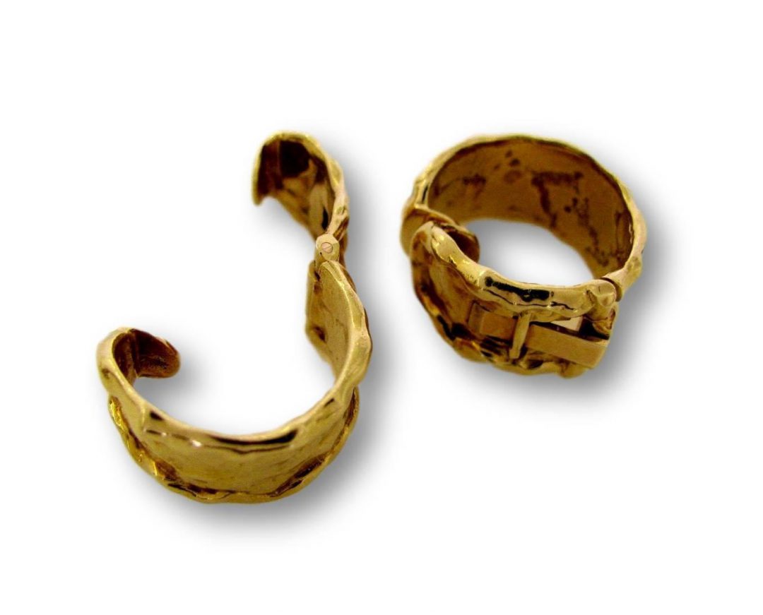 1970s Van Cleef and Arpels Hammered Gold Earrings - Image 5
